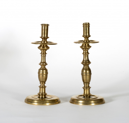 Pareja de candeleros de bronce dorado.Trabajo español, S. 