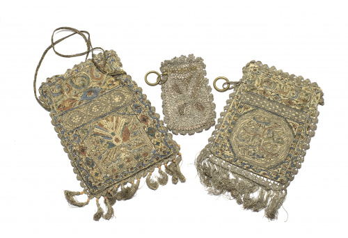 Tres faltriqueras; dos en tela estampada y decoración de hi