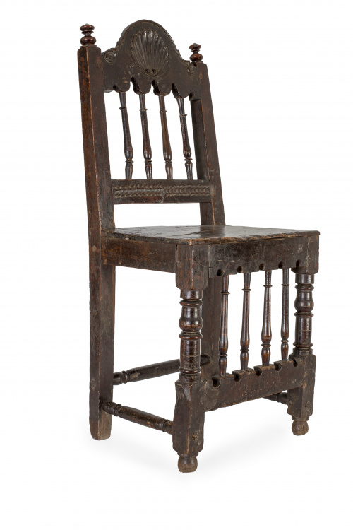 Silla en madera de nogal, tallada y torneada. Trabajo mall