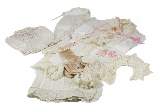 Vestido de niña, camisita, delantal y cuello en encaje de g