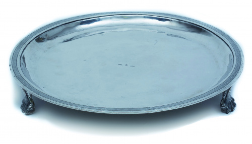 Salvilla de plata en su color sobre patas de garra. Con mar