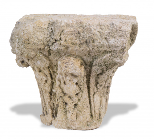 Capitel románico de piedra caliza