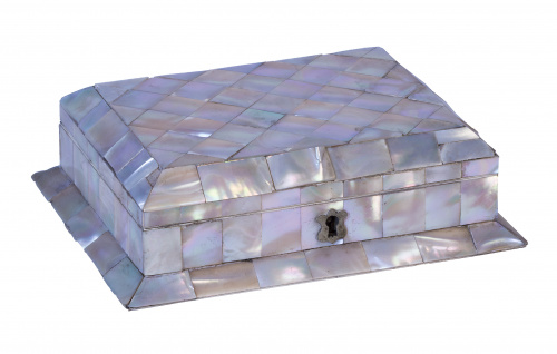 Caja con alma de madera y nácar.Inglaterra, S. XIX