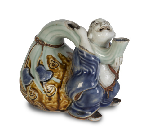 Tetera de porcelana esmaltada en forma de monje llevando sa