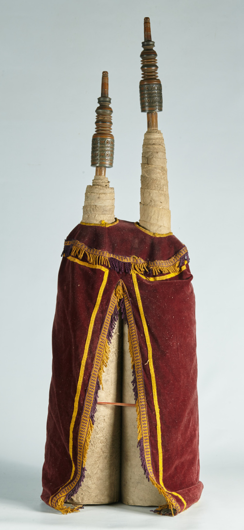 Rollo de torá en piel y tinta, rematado en madera torneada 