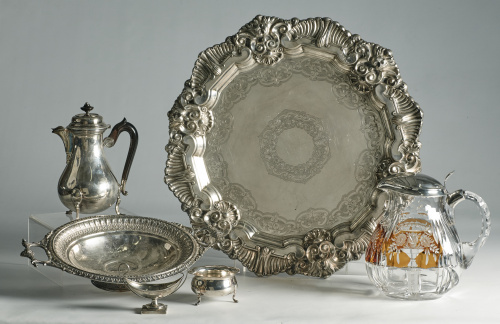 Bandeja en plata repujada, con motivos vegetales.Portugal 