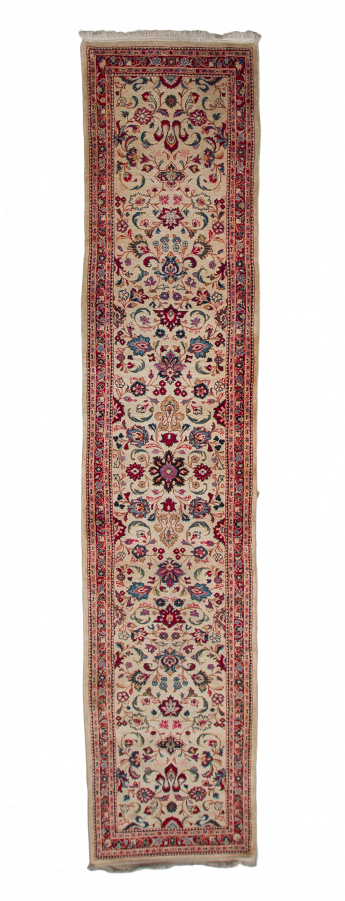 Alfombra en lana con campo teja y ocre, con decoración de f