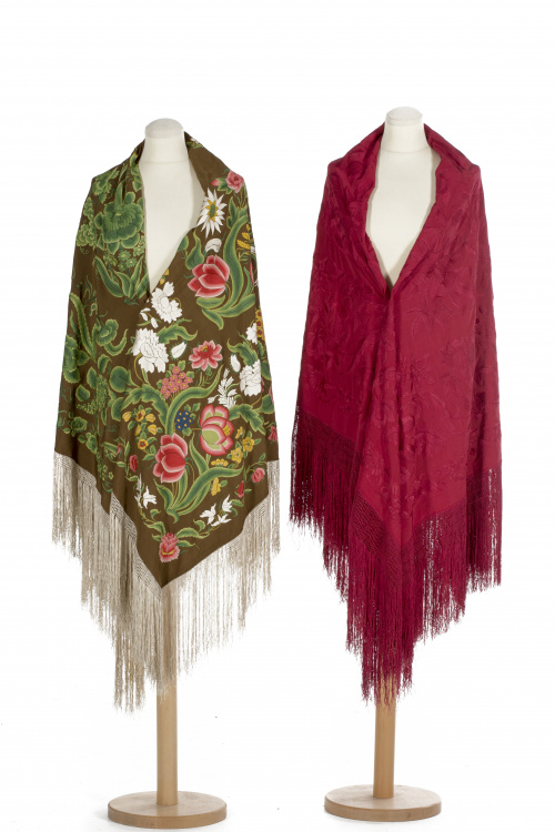 Mantón de “Manila” en seda marrón con flores bordadas de hi