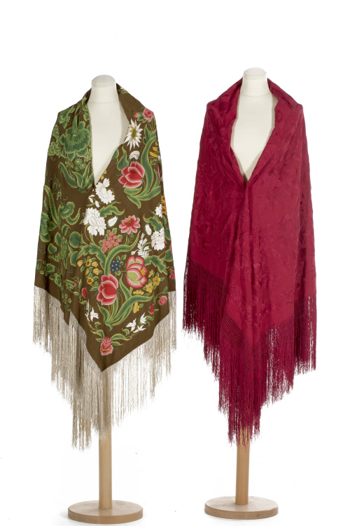 Mantón de “Manila” en seda granate con flores bordadas del 
