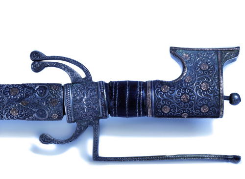 Nimcha de plata  y aplicaciones de oro, con decoración de f