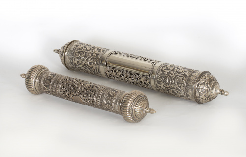 Porta documentos en plata  con decoración de hojas y roleos