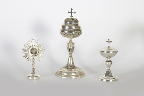 Hostiario con remate en cruz en la tapa y pie circular. Sin