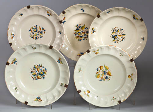 Tres platos de cerámica esmaltada con motivo del ramito.Al