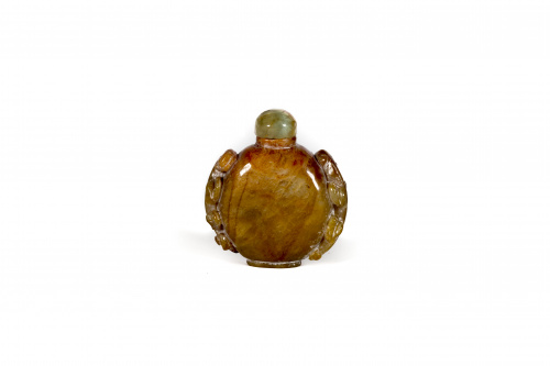 Snuff-bottle en ágata con decoración tallada en los lados d