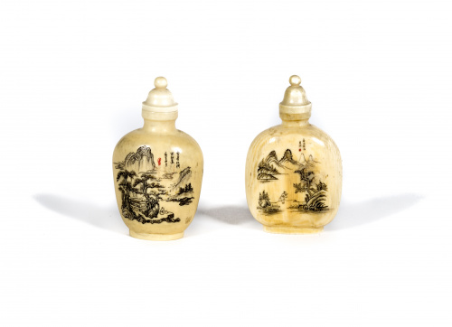 Dos Snuff-bottles en hueso tallada y decoración grabada, Ch