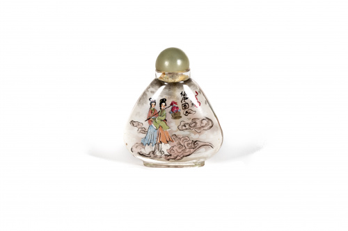 “Snuff-bottle” pintada bajo cristal con tres figuras femeni