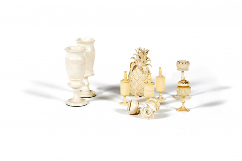 Pareja de copas de marfil tallado.Trabajo indio, S. XX.