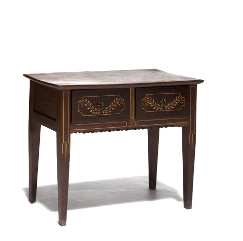 Escritorio de madera con marquetería en el frente.Trabajo 