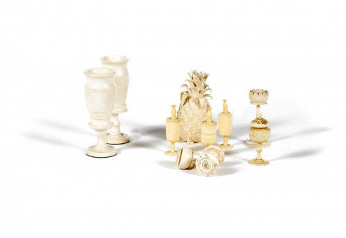 Pareja de copas de marfil tallado.Trabajo indio, S. XX.