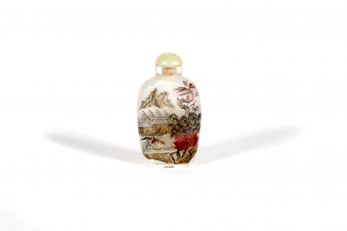 Snuff-bottle pintada bajo cristal con un paisaje con persoa