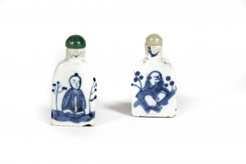 Dos snuff-bottles de porcelana esmaltada en azul de cobalto