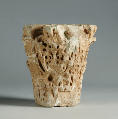 Capitel de piedra caliza, trepanado con hojas de acanto y t