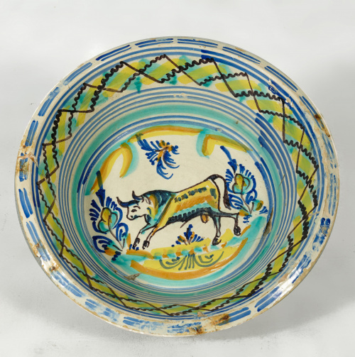Lebrillo cerámica de Triana. Campo con figura de toro. Laña