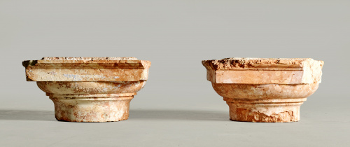 Pareja de capiteles de orden dórico de mármol rojo de cabra