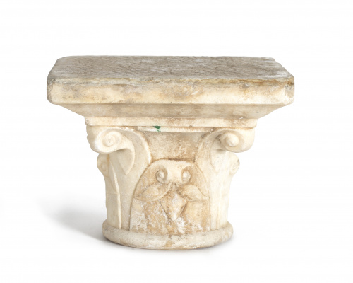 Capitel “de castañuelas” de influencia clásica  en mármol t