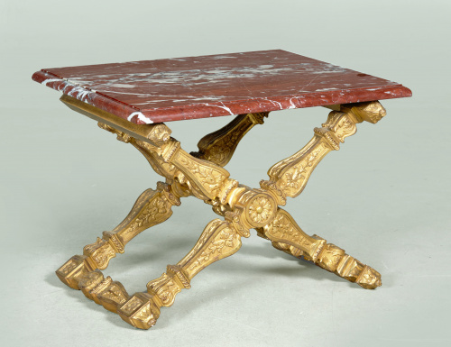 Banqueta plegable con forma de “X” en madera tallada y dora