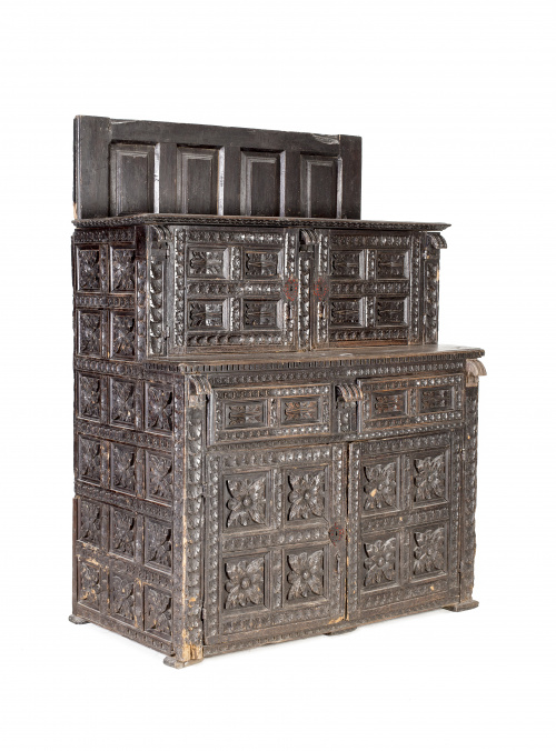 Mueble de sacristía en madera de nogal tallada con decoraci
