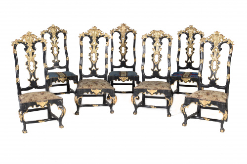 Conjunto de siete sillas, en madera tallada policromada en 