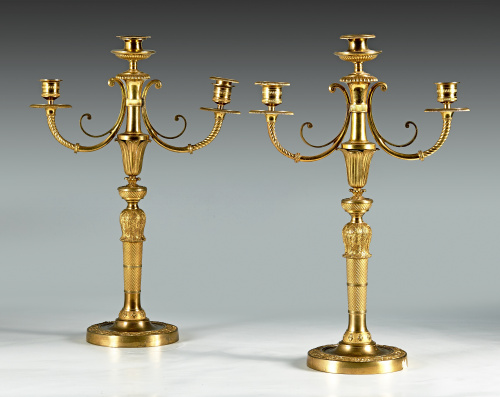 Pareja de candelabros de tres brazos de luz de bronce dorad