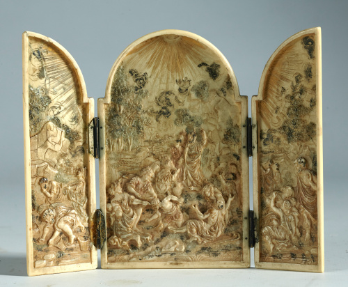 El señor proporcionando mana, Tríptico de marfil policromad