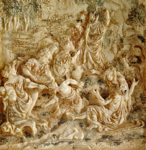 El señor proporcionando mana, Tríptico de marfil policromad