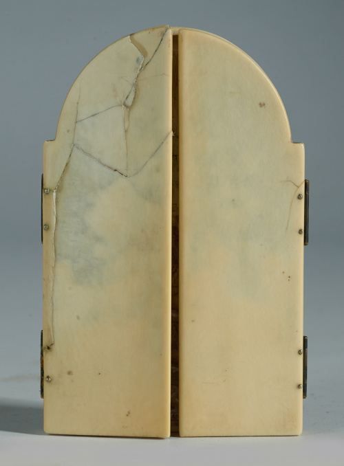 El señor proporcionando mana, Tríptico de marfil policromad