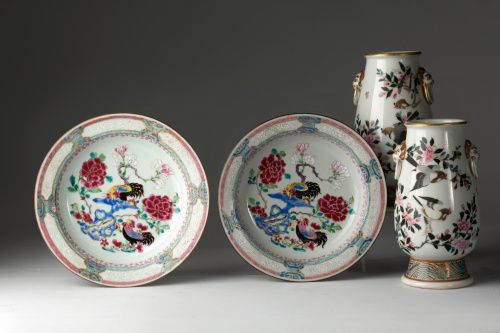 Pareja de jarrones de porcelana decorados con ramilletes de