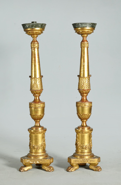 Pareja de grandes hacheros fernandinos de madera estucada, 