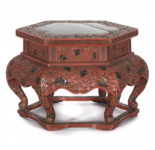 Base hexagonal en madera tallada y lacada con profusa decor