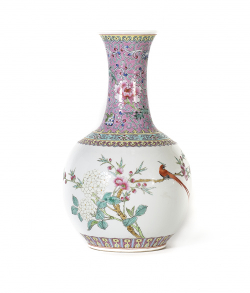 Jarrón globular en porcelana esmaltada de la “Familia Rosa”