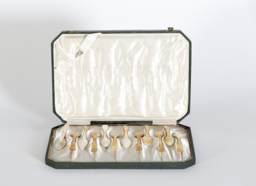Estuche en piel con doce cucharas de nácar para ostras. Con