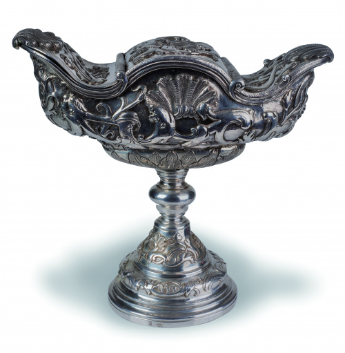 Naveta Luis XIV de plata de decoración repujada y cincelada