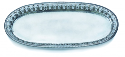 Bandeja oval en plata con marcas, friso calado decorado con