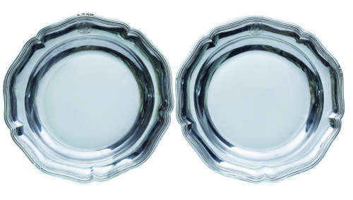 Pareja de fuentes blasonadas, de contorno de plata en su co