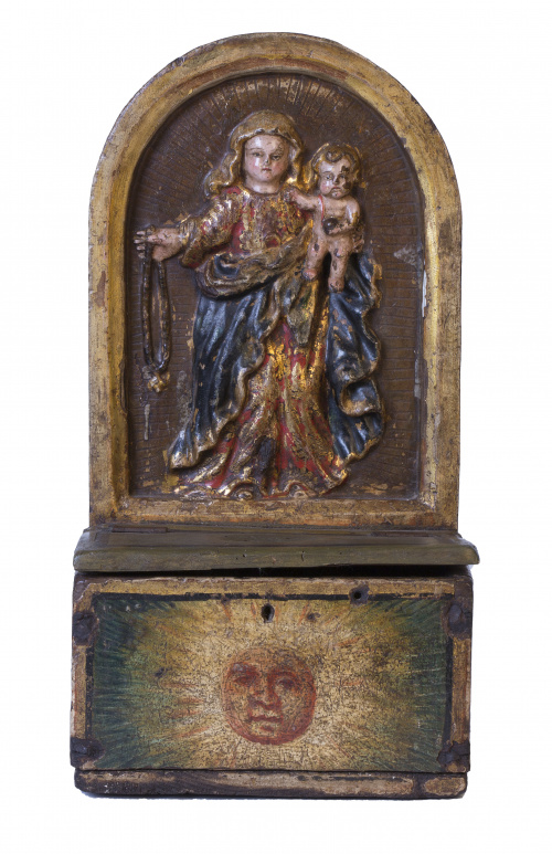 Limosnero de madera tallada, policromada y dorada, Con la V