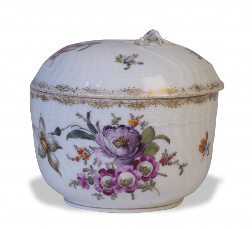 Bombonera de porcelana esmaltada con flores y dorada.Berlí