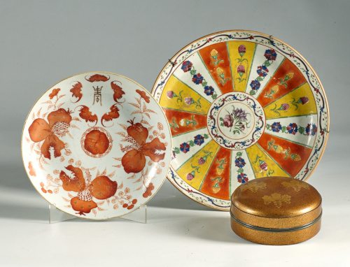 Plato en porcelana esmaltada con motivos vegetales en color