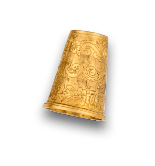 Dedal en oro de 18K ffs s XIX, con decoración grabada y car
