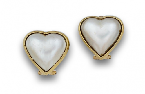 Pendientes con perlas en forma de corazón en marco de oro d