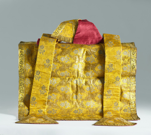 Casulla, dos estolas y corporal de seda amarilla bordada co